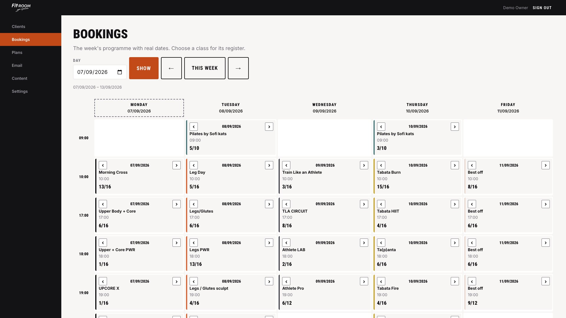 The admin week grid, every class shown by day and hour with how many of its places are taken