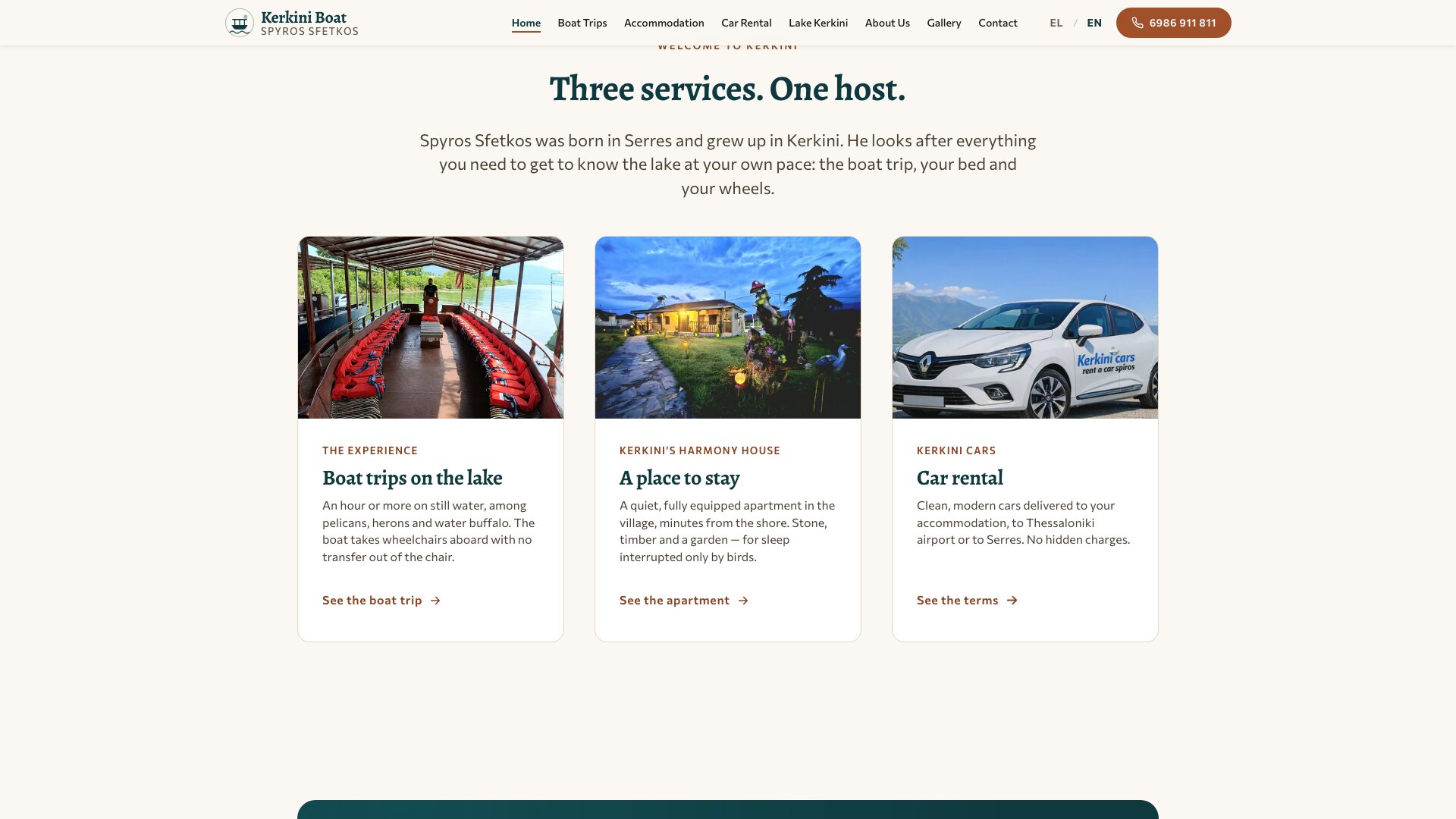 La portada en inglés con las mismas tres tarjetas de servicios bajo el título «Three services. One host.»